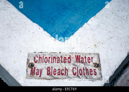 Miami Beach Florida, Lincoln Road, centro commerciale pedonale, piscina, cartello, acqua clorurata può sbiancare i vestiti, FL141218003 Foto Stock