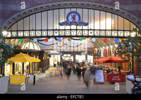 Le decorazioni di Natale, Windsor, Berkshire, Inghilterra, Regno Unito Foto Stock