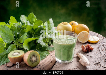 Agitare di ortiche con mele kiwi e zenzero detox drink per una dieta vegetariana Foto Stock