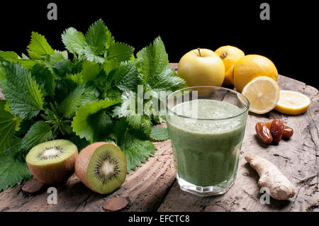 Agitare di ortiche con mele kiwi e zenzero detox drink per una dieta vegetariana Foto Stock