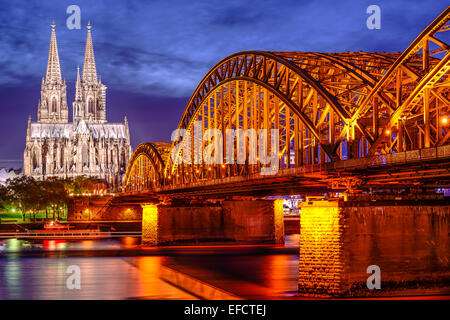 Colonia, Germania città vecchia skyline presso la cattedrale di Colonia e il ponte di Hohenzollern. Foto Stock