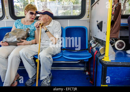 Miami Beach Florida,Miami-Dade Metrobus,South Beach locale,passeggeri passeggeri passeggeri riders,riders,sitting,uomo uomini maschio,donna donne,Senior seni Foto Stock