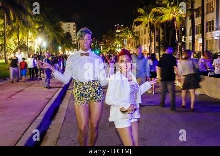 Miami Beach Florida, Ocean Drive, Capodanno, serata notturna, uomo nero uomo maschio, donna donna donna donna donna, vestito come travestite, cross dresser, FL150101008 Foto Stock