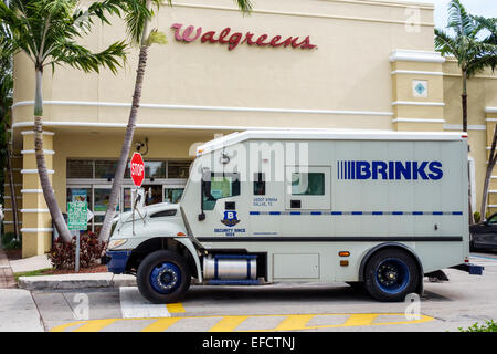 Miami Beach Florida,Brinks,camion blindato,sicurezza,soldi,parcheggiato,Walgreens,farmacia,fronte,FL150109002 Foto Stock