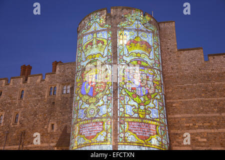 Luminarie di Natale sul Castello di Windsor round tower, Windsor, Berkshire, Inghilterra, Regno Unito Foto Stock