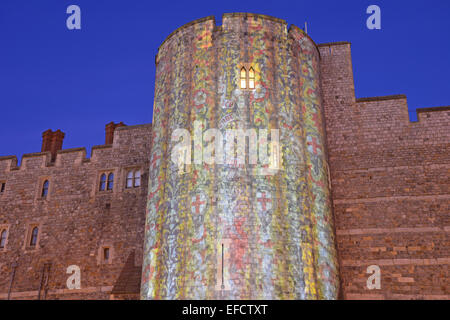 Luminarie di Natale sul Castello di Windsor round tower, Windsor, Berkshire, Inghilterra, Regno Unito Foto Stock