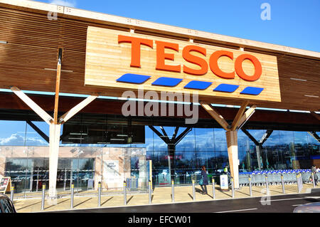 Ingresso al supermercato Tesco Taplow, il Vescovo centro, Taplow, Buckinghamshire, Inghilterra, Regno Unito Foto Stock