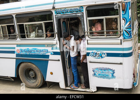 Piena zeppa di bus locale carico pesante con poco gioco raschia lungo la strada alla città di Ella nelle Highlands di Sri Lanka. Foto Stock