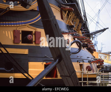 Cannoni, Nelson la famosa nave ammiraglia, HMS Victory, Historic Dockyard, Portsmouth, Hampshire, Inghilterra, Regno Unito Foto Stock