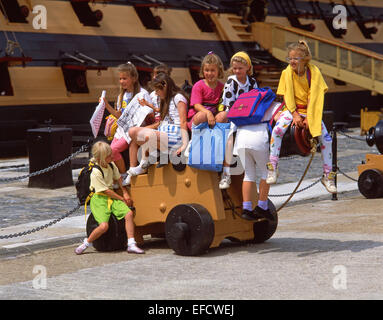 I bambini sul cannone , Nelson la famosa nave ammiraglia, HMS Victory, Historic Dockyard, Portsmouth, Hampshire, Inghilterra, Regno Unito Foto Stock