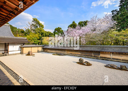Kyoto, Giappone il Ryoan-ji il tempio zen giardino di roccia in primavera. Foto Stock