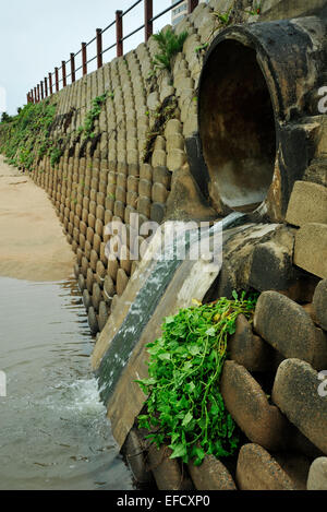 Durban, KwaZulu-Natal, Sud Africa, dei flussi di acqua in vasca al di sotto di calcestruzzo di fognature tubo di scarico dopo la pioggia, Umhlanga Rocks Beach Foto Stock
