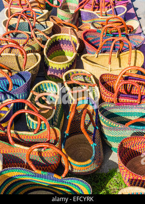 Un luminoso display colorato di cesti fatti a mano provenienti dall Africa su un marciapiede dal sabato mercato agricolo a Santa Barbara, CA. Foto Stock