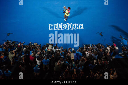 Pechino, Australia. 31 gennaio, 2015. Serena Williams degli Stati Uniti pone con il trofeo dopo aver vinto il suo singolare femminile partita finale contro Maria Sharapova della Russia presso l'Australian Open di tennis Campionato a Melbourne, Australia, Gennaio 31, 2015. Williams ha vinto 2-0 la rivendicazione del titolo. © Bai Xue/Xinhua/Alamy Live News Foto Stock