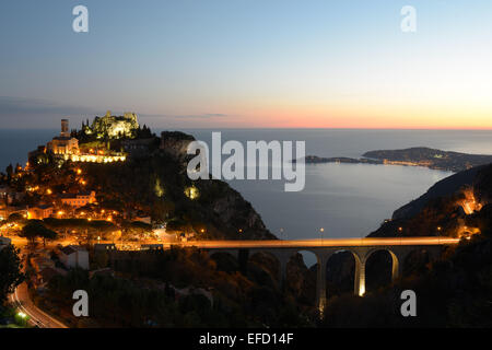 Famoso borgo medievale arroccato che si affaccia sul Mar Mediterraneo da un'altitudine di 427m. Saint-Jean-Cap-Ferrat in lontananza. Èze-Village, Francia. Foto Stock