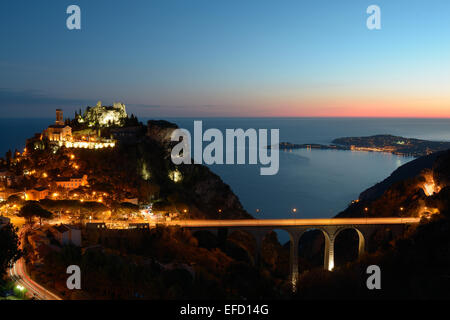 Famoso borgo medievale arroccato che si affaccia sul Mar Mediterraneo da un'altitudine di 427m. Saint-Jean-Cap-Ferrat in lontananza. Èze-Village, Francia. Foto Stock