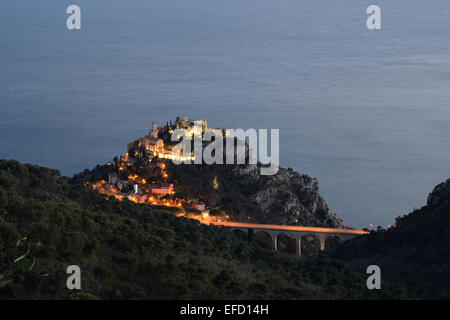 Arroccato borgo medievale con vista sul Mar Mediterraneo al crepuscolo. Èze-Village, Alpi Marittime, Costa Azzurra, Francia. Foto Stock