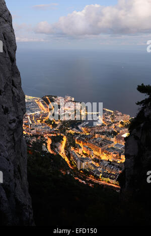 Principato di Monaco al crepuscolo visto da un'altitudine di 550 metri s.l.m. con due scogliere calcaree per incorniciare la famosa città. Foto Stock
