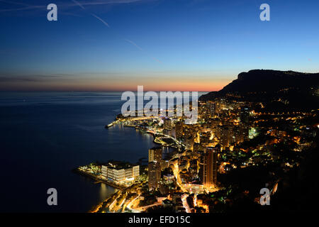 Skyline del Principato di Monaco al crepuscolo visto da un'altitudine di 300 metri sul livello del mare. Foto Stock