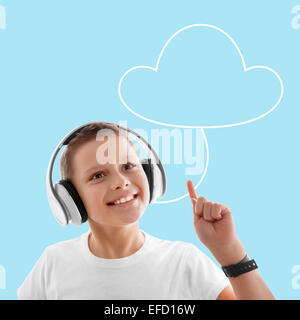 Cloud concetto musica social media sfondo kid gli auricolari per ascoltare Foto Stock