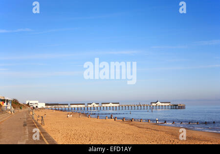 Una vista del lungomare, la spiaggia e il molo Southwold, Suffolk, Inghilterra, Regno Unito. Foto Stock