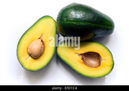 Tutto avocado con due metà isolato su bianco Foto Stock