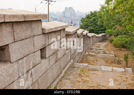 Vista interna della sezione di Naksan di Seoul città fortezza parete (circa 1397). Corea Foto Stock