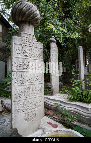 Gli oggetti contrassegnati per la rimozione definitiva in un cimitero di una moschea di Sultanahmet, Istanbul, Turchia, Eurasia. Foto Stock