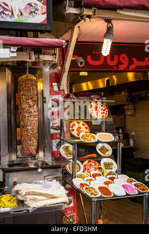 Un piccolo fast food eatery ristorante sulla strada a Sultanahmet, Istanbul, Turchia, Eurasia. Foto Stock