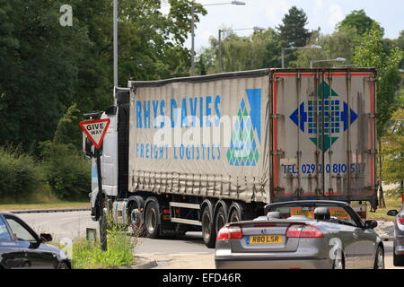 Traffico che viaggia intorno ad una rotonda a Coulsdon, Surrey, Inghilterra Foto Stock