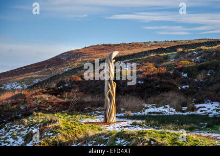 Scultura su Jeffreys Hill vicino Longridge in Lancashire, Preston, Regno Unito gennaio tempo invernale. Halima Cassell's Sun Catcher scolpito in legno Landmark scultura statua che guarda attraverso vale di Chipping e le campane della Foresta di Bowland. Il tronco di un albero di quercia di 150 anni è stato utilizzato in una serie di quattro commissioni temporanee, artisti per lavori ambiziosi nel paesaggio che rispondono ad alcune delle località più amate intorno alla foresta di Bowland. Le commissioni fanno parte di Bowland rivelato, celebrando cinquanta anni della Foresta di Bowland come un'area di eccezionale bellezza naturale. Foto Stock