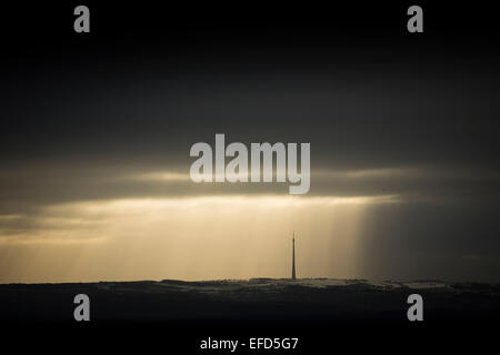 Nuvole passato deriva Emley montante di Moro vicino a Huddersfield, West Yorkshire Foto Stock