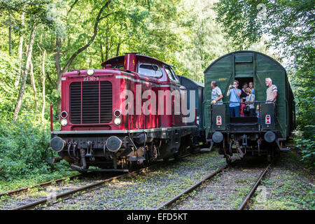 Il 'Hespertalbahn', la storica miniera di carbone, il vapore e il treno Diesel lungo il fiume Ruhr, lago Baldeneysee, oggi una attrazione turistica Foto Stock