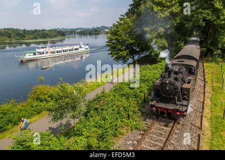 Il 'Hespertalbahn', la storica miniera di carbone, il vapore e il treno Diesel lungo il fiume Ruhr, lago Baldeneysee, oggi una attrazione turistica Foto Stock