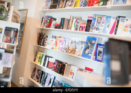 Riviste e libri sugli scaffali nelle Arnolfini Gallery shop in Bristol. Foto Stock