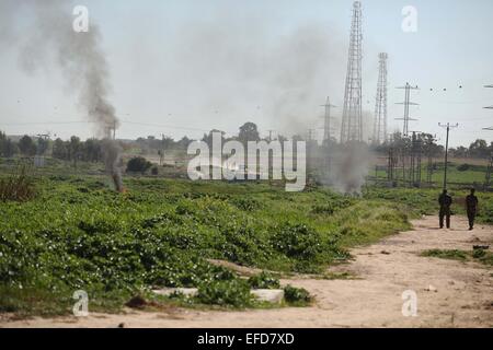 La città di Gaza, Striscia di Gaza, Territori palestinesi. Il 1° febbraio 2015. I dimostranti palestinesi bruciano pneumatici durante una manifestazione di protesta contro l'assedio israeliano sulla striscia di Gaza vicino al Nahal Oz attraversamento est di Gaza City il 1 febbraio 2015: Credito Ashraf Amra/immagini APA/ZUMA filo/Alamy Live News Foto Stock