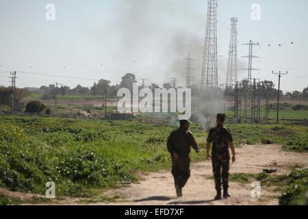 La città di Gaza, Striscia di Gaza, Territori palestinesi. Il 1° febbraio 2015. Poliziotti palestinesi guardia durante una manifestazione di protesta contro l'assedio israeliano sulla striscia di Gaza vicino al Nahal Oz attraversamento est di Gaza City il 1 febbraio 2015: Credito Ashraf Amra/immagini APA/ZUMA filo/Alamy Live News Foto Stock