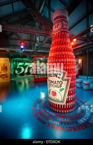 Grandi bottiglie di ketchup sono una caratteristica prominente che illustra la storia della H.J. Heinz company a Heinz History Center Foto Stock