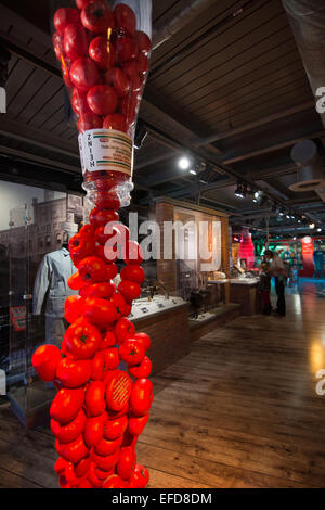 Grandi bottiglie di ketchup sono una caratteristica prominente che illustra la storia della H.J. Heinz company a Heinz History Center Foto Stock