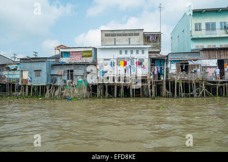 CAN THO, VIETNAM - 14 febbraio: scorrere verso il basso le case sulla banca del fiume Mekong il 26 gennaio 2014 a Can Tho, Vietnam. Foto Stock