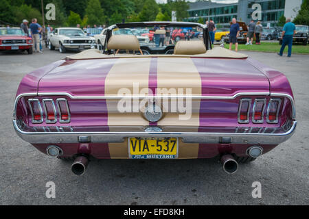 WEYBRIDGE, East Sussex, Regno Unito - 18 agosto: viola e oro classico Ford Mustang cabriolet vista posteriore alla mostra annuale di Brooklands Moto Foto Stock