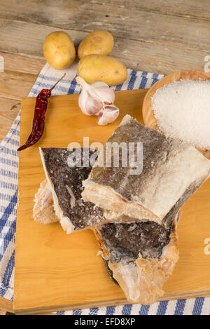 Baccalà e gli ingredienti necessari per preparare una tradizionale ricetta di pesce Foto Stock