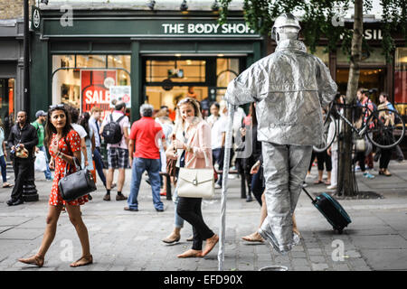 Artisti di strada a Covent Garden, una delle principali mete turistiche londinesi. Foto Stock