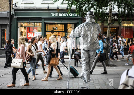 Artisti di strada a Covent Garden, una delle principali mete turistiche londinesi. Foto Stock