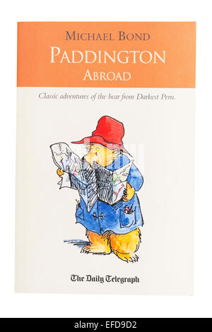 Il Paddington all'estero libro scritto da Michael Bond su sfondo bianco Foto Stock