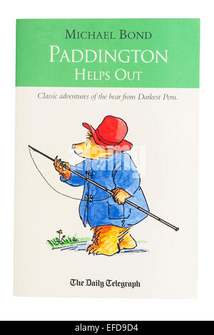 Il Paddington aiuta il libro scritto da Michael Bond su sfondo bianco Foto Stock