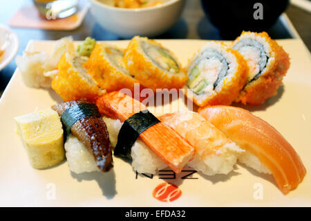 I sushi giapponesi La cucina da diverse varietà di pesce Foto Stock