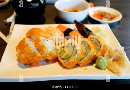 I sushi giapponesi La cucina da diverse varietà di pesce Foto Stock