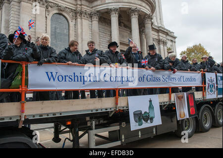 Venerabile compagnia dei venditori di vetro di Londra presso il Signore sindaci mostrano processione nella City di Londra, 2014 Foto Stock