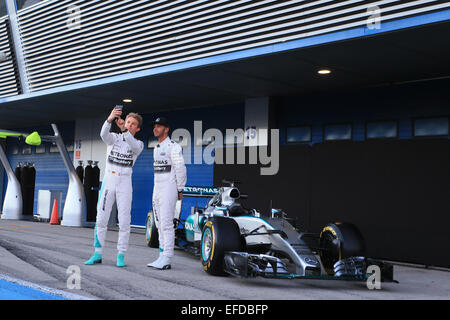 Jerez de la frontera, Spagna. Il 1° febbraio 2015. Compagni di squadra Lewis Hamilton e Nico Rosberg a scoprire la loro nuova automobile 2015 per la Mercedes AMG Petronas F1 team Credit: Azione Plus sport/Alamy Live News Foto Stock